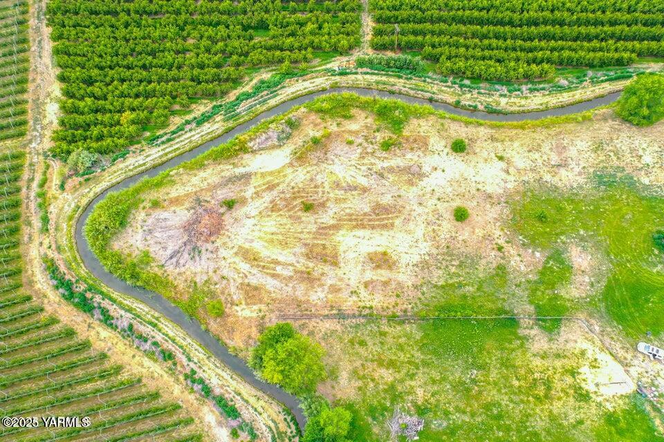 Nna Riggins Road Wapato, WA 98951 - Photo 11 of 31 a view of swimming pool from a lake view