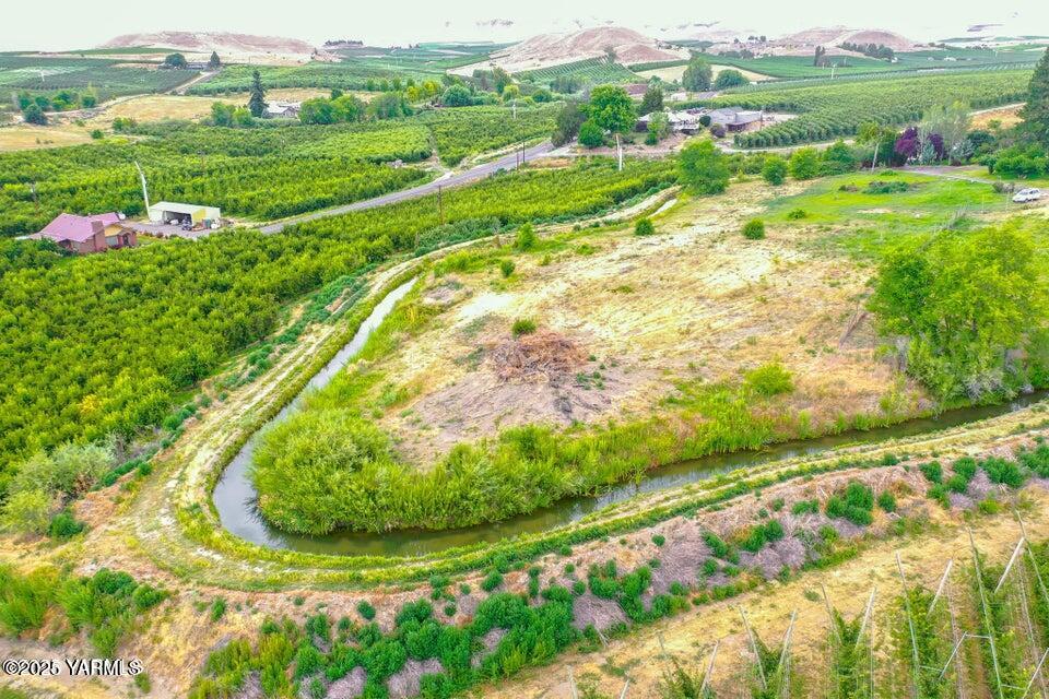 Nna Riggins Road Wapato, WA 98951 - Photo 14 of 31 a view of a garden with a lake view