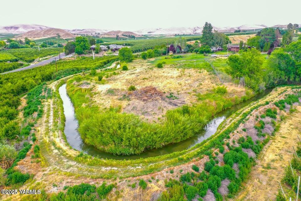 Nna Riggins Road Wapato, WA 98951 - Photo 15 of 31 a view of a swimming pool with a yard