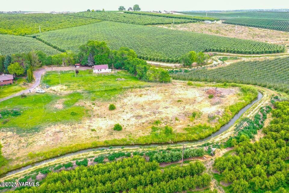 Nna Riggins Road Wapato, WA 98951 - Photo 18 of 31 a view of a lake with a big yard