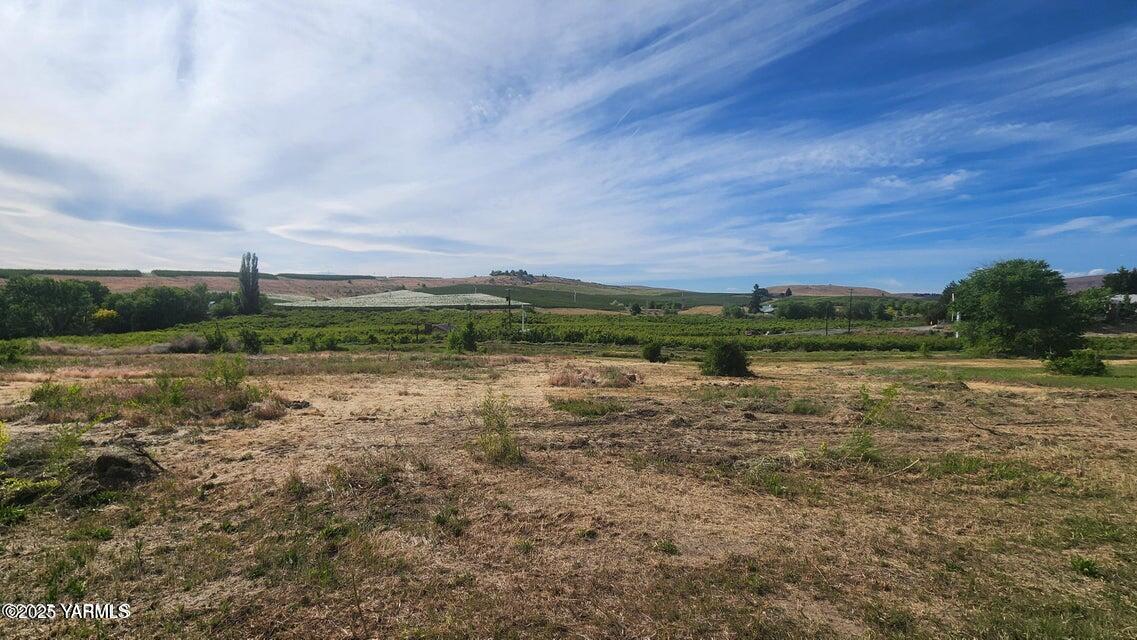 Nna Riggins Road Wapato, WA 98951 - Photo 25 of 31 a view of a lake with houses in the back