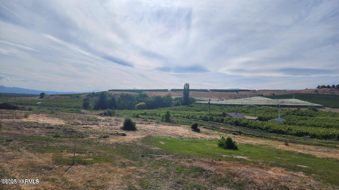 Nna Riggins Road Wapato, WA 98951 - Photo 29 of 31 a view of a lake with outdoor space