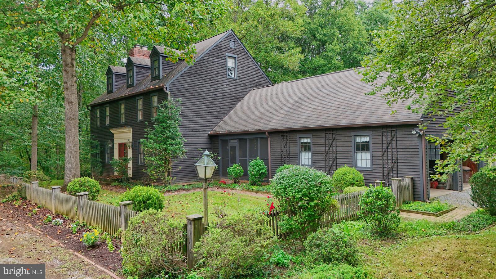 Lovely custom-built estate property!