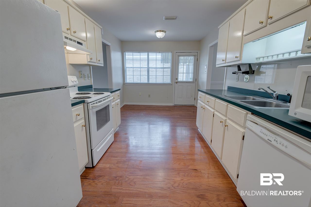 19 Felder Place Mobile, AL 36606 - Photo 8 of 26 Well Preserved Wood Floor
