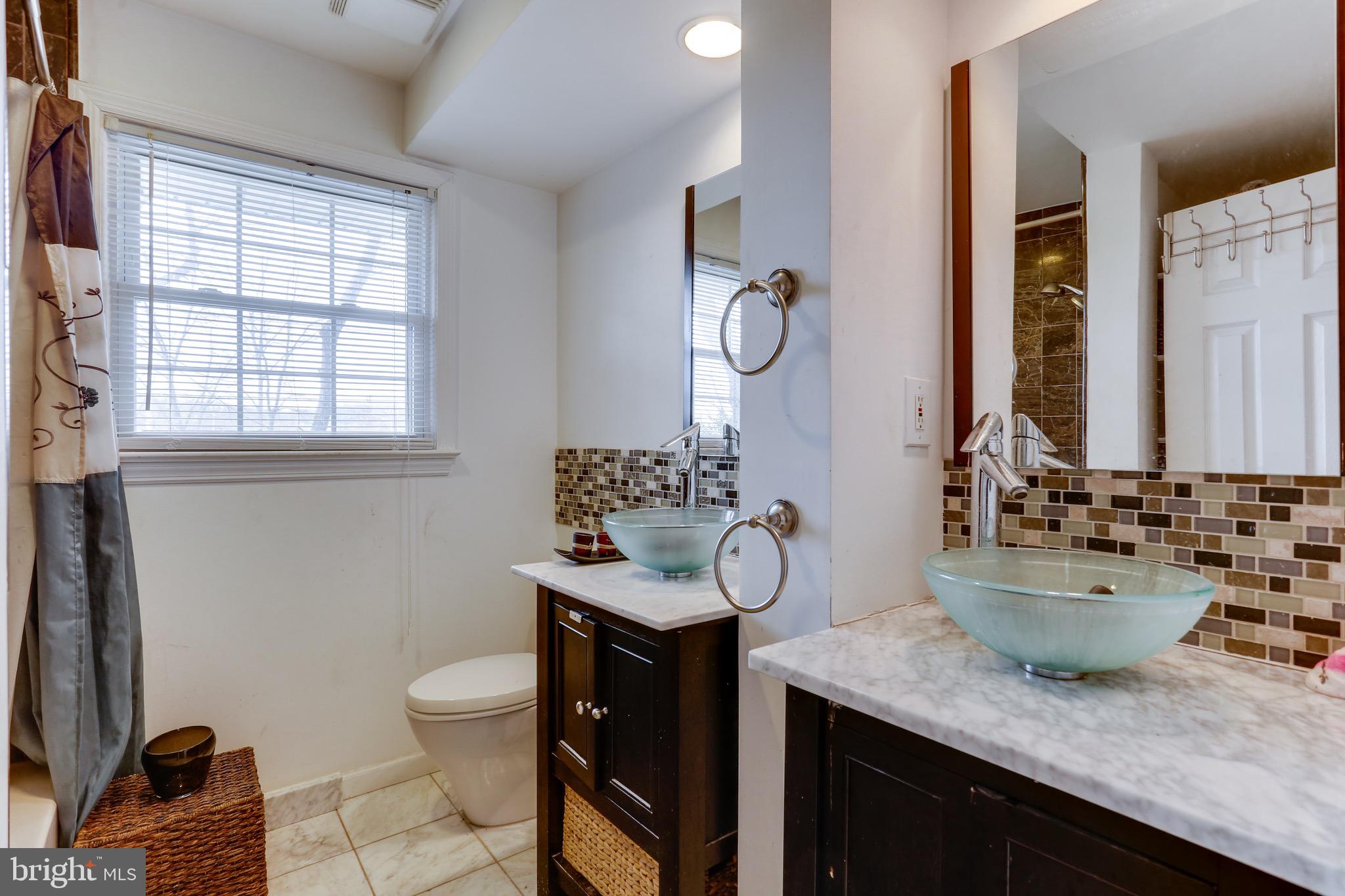 3221 South Glebe Road Arlington, VA 22202 - Photo 11 of 42 full bathroom / main floor