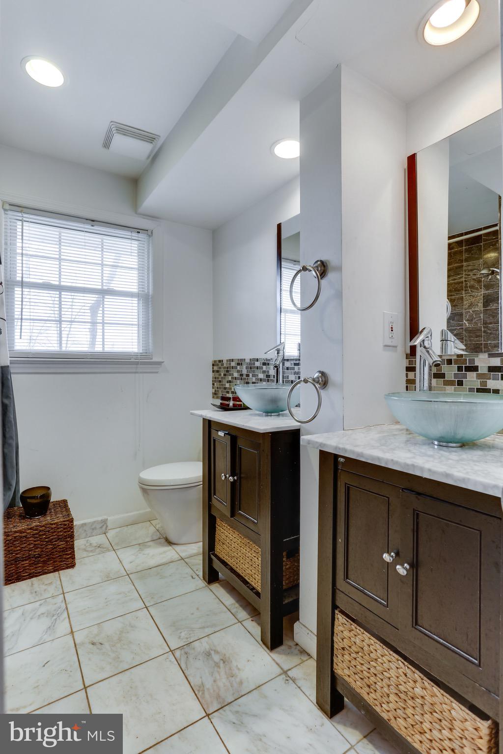 3221 South Glebe Road Arlington, VA 22202 - Photo 12 of 42 full bathroom / main floor