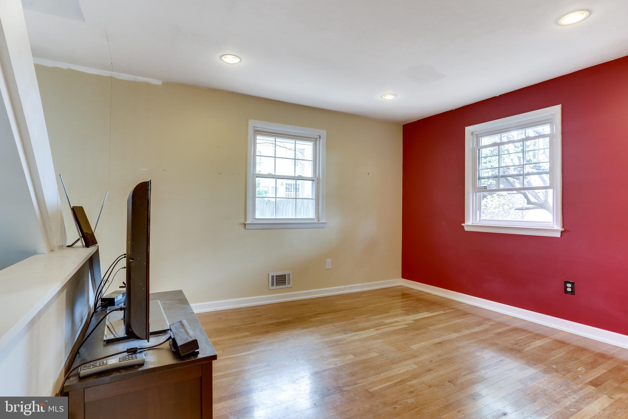 3221 South Glebe Road Arlington, VA 22202 - Photo 14 of 42 living room main floor