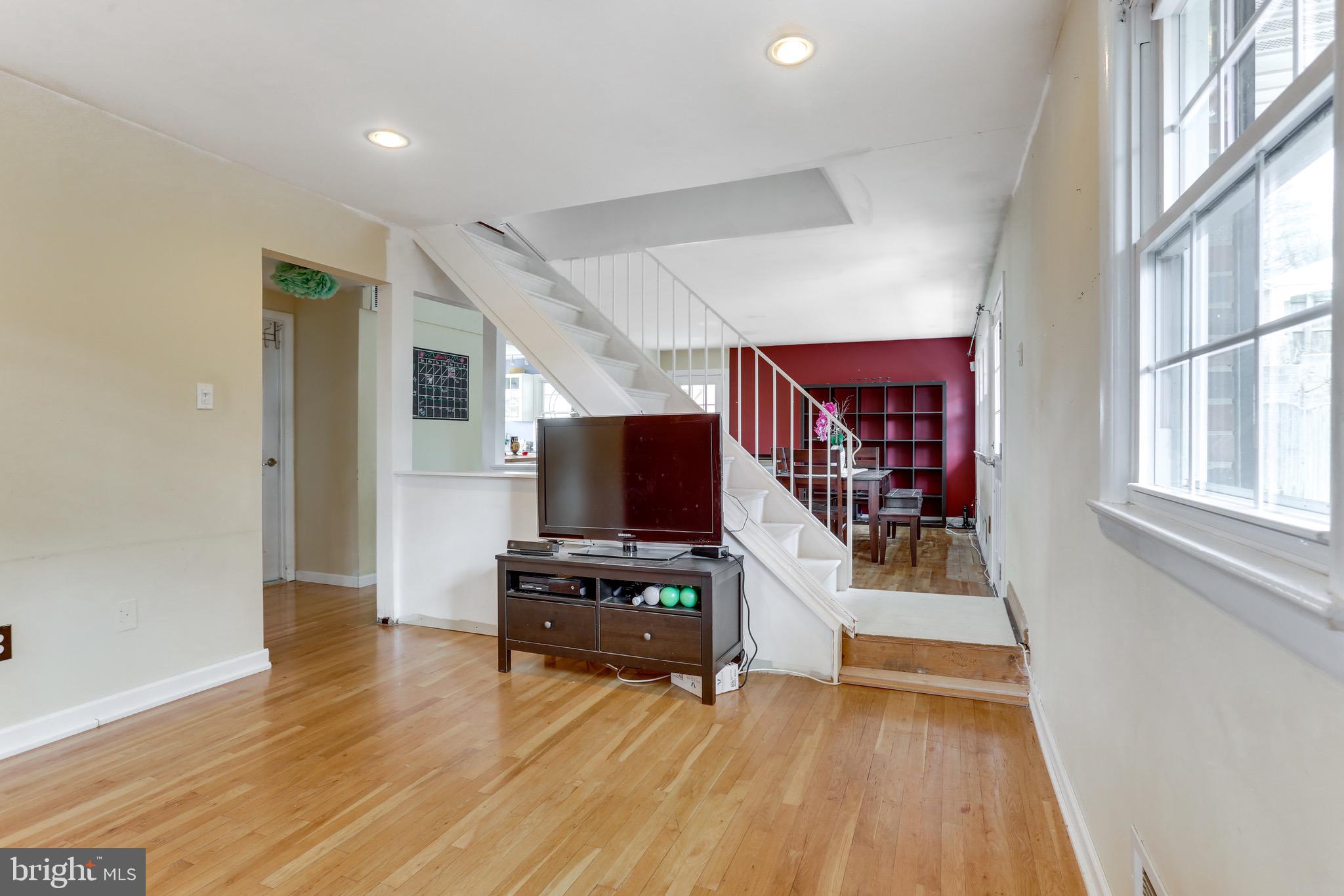 3221 South Glebe Road Arlington, VA 22202 - Photo 16 of 42 living room main floor
