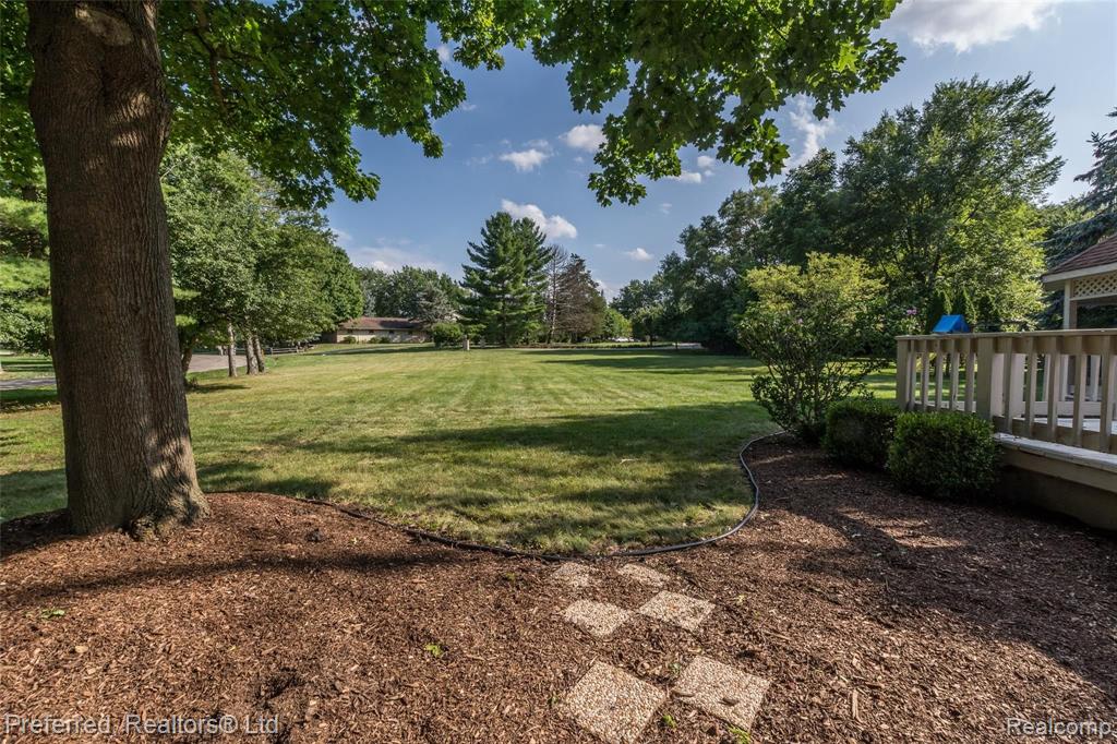 34015 Lyncroft Street Farmington Hills, MI 48331 - Photo 30 of 34