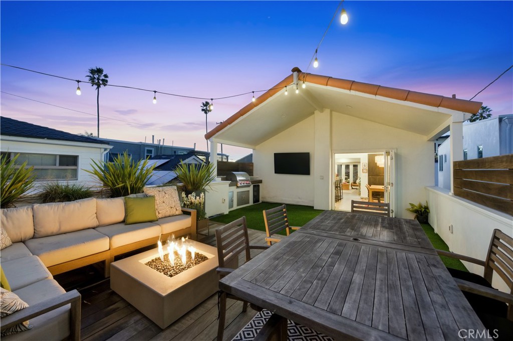 32 56th Place Long Beach, CA 90803 - Photo 21 of 49 a living room with furniture and wooden floor