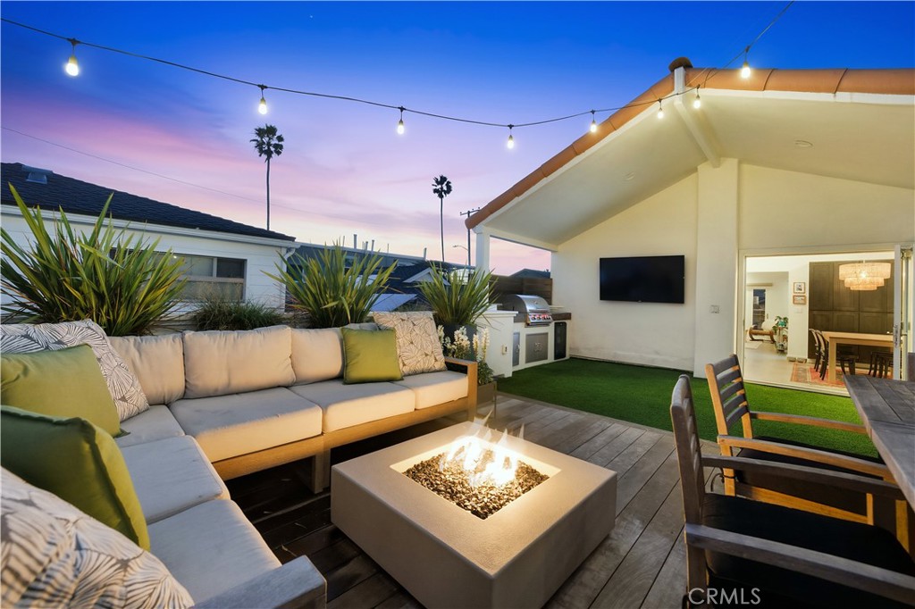 32 56th Place Long Beach, CA 90803 - Photo 22 of 49 a living room with furniture and a flat screen tv