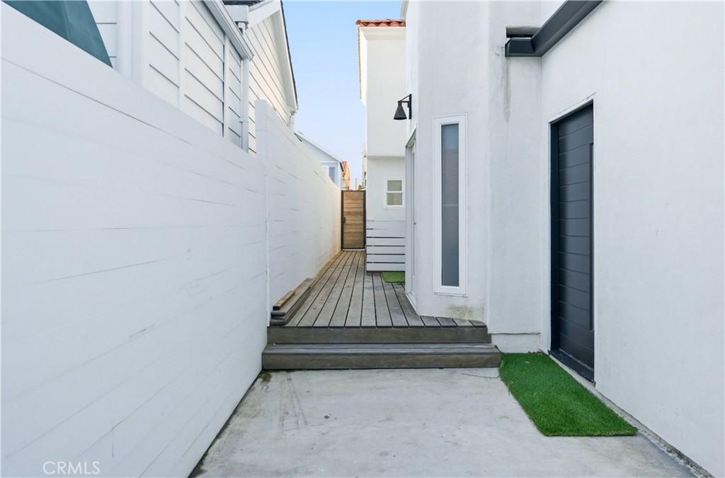 32 56th Place Long Beach, CA 90803 - Photo 37 of 49 a view of entryway