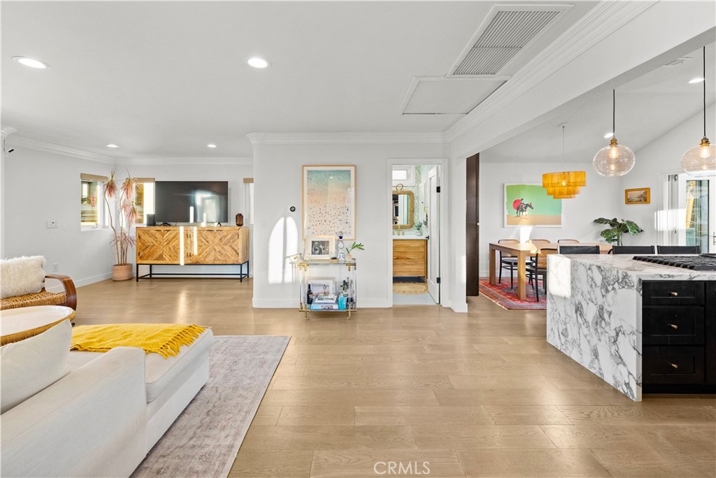 32 56th Place Long Beach, CA 90803 - Photo 10 of 49 a living room with furniture and kitchen view