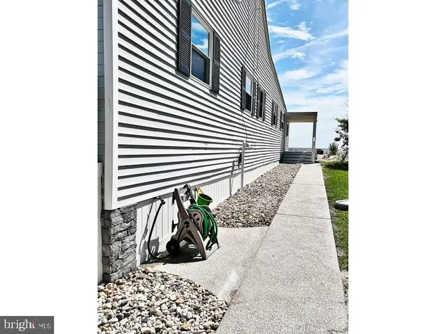 a view of empty room with window