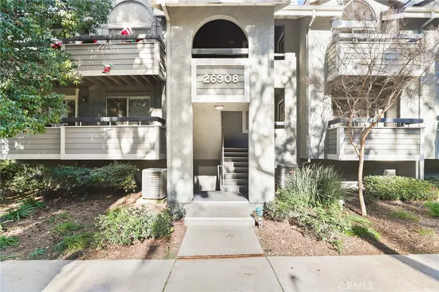 $395,000 | 26908 Flo Lane, Unit 464, Canyon Country, CA 91351