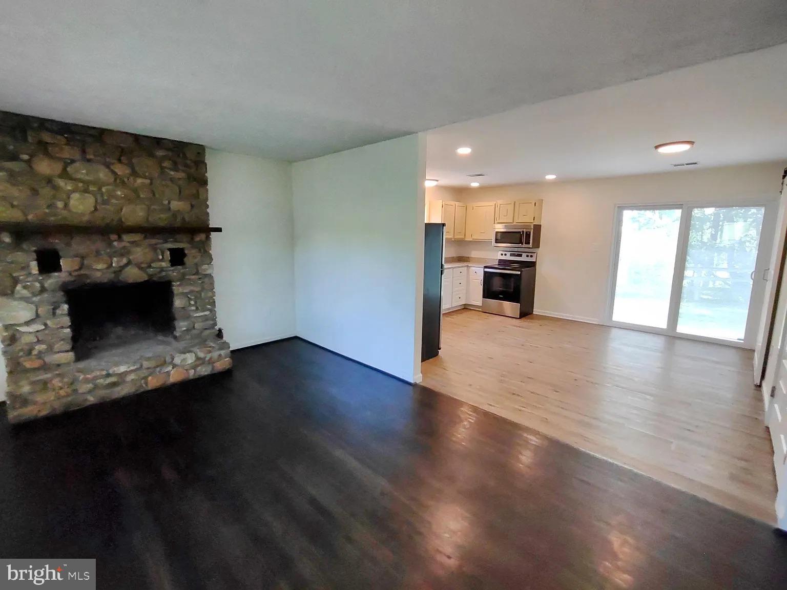 12009 Briar Patch Road Hume, VA 22639 - Photo 3 of 21 Living room/kitchen