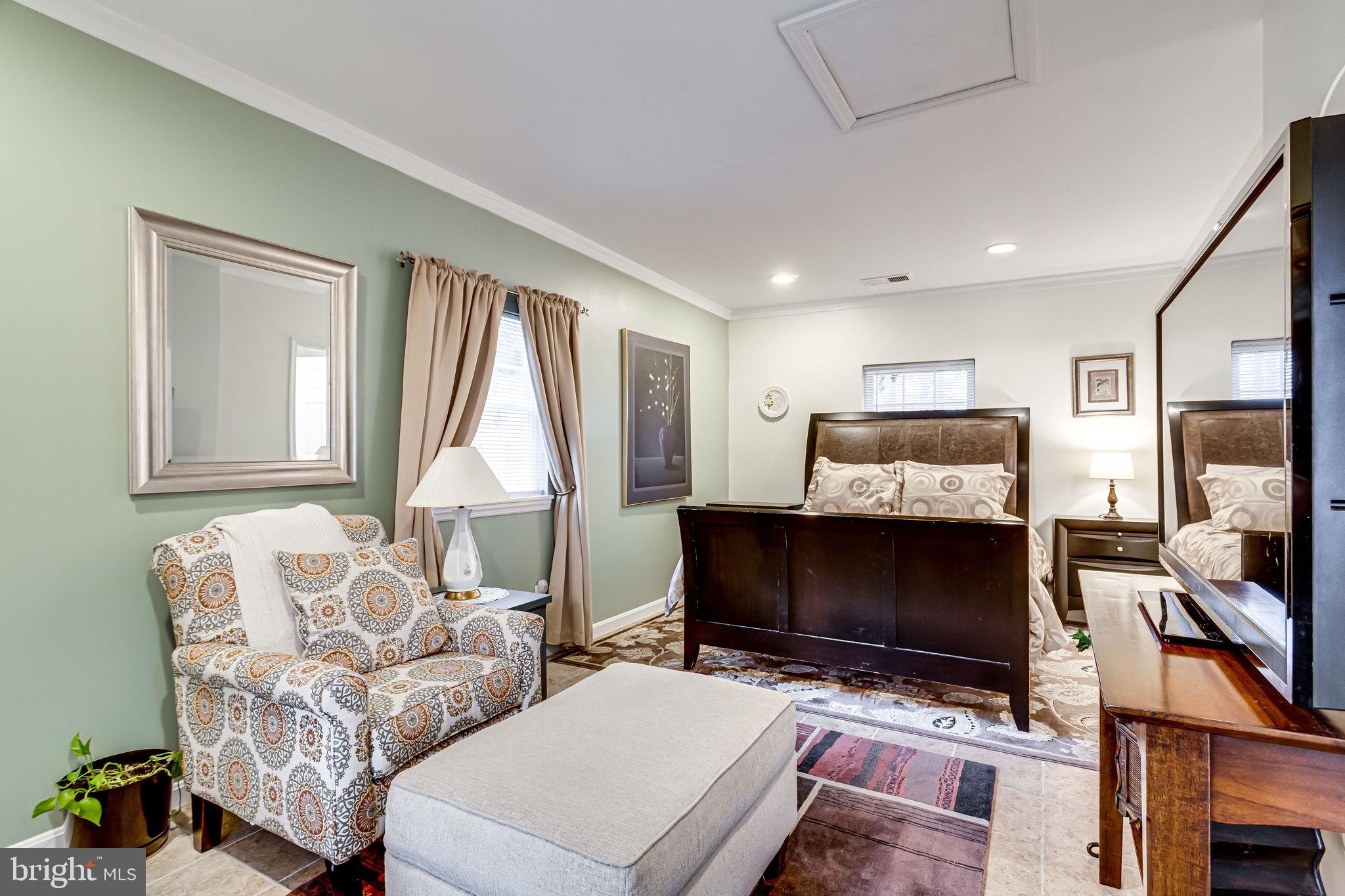 5503 Avon Court Springfield, VA 22151 - Photo 25 of 63 Spacious and bright room with sitting area