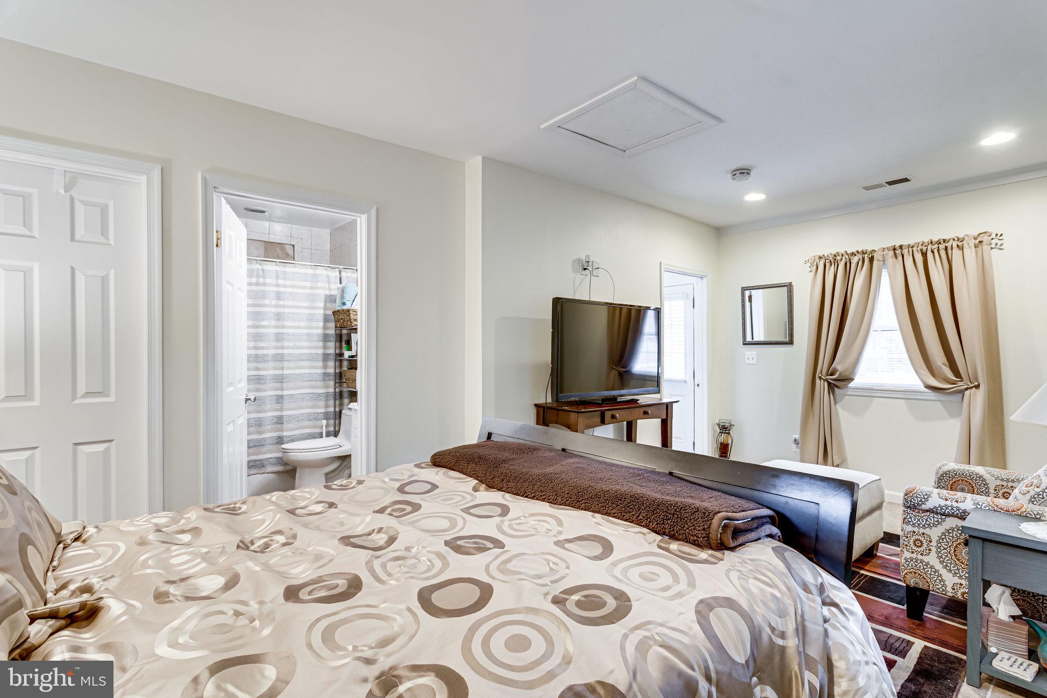 5503 Avon Court Springfield, VA 22151 - Photo 26 of 63 Room for a large bed