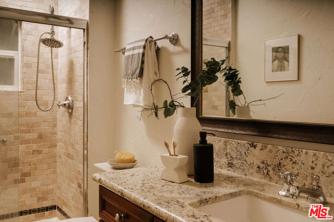 En-suite bathroom with tile and granite