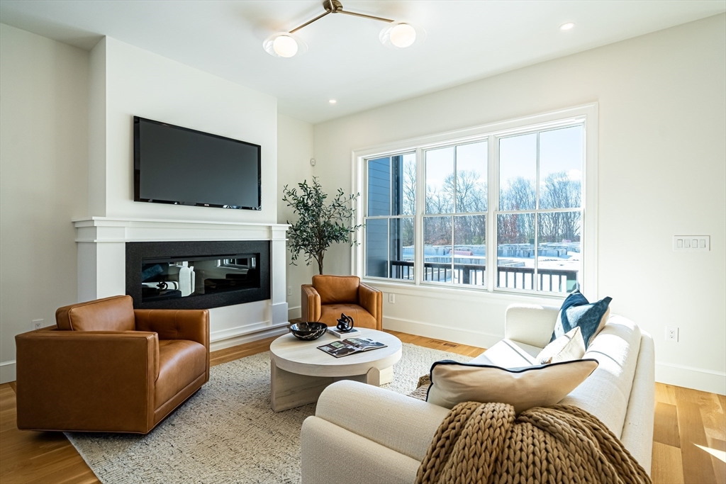 10 Common Court Lexington, MA 02421 - Photo 4 of 42