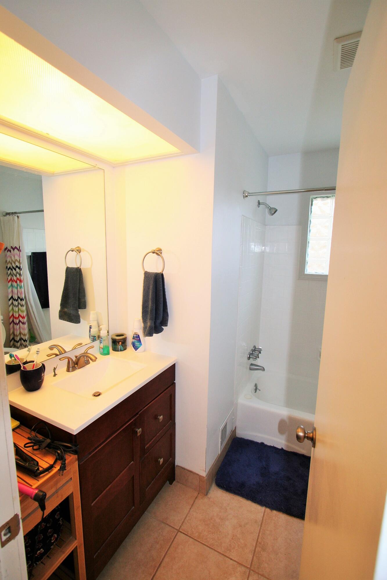 22987 West 13 Mile Road Beverly Hills, MI 48025 - Photo 18 of 26 guest bath