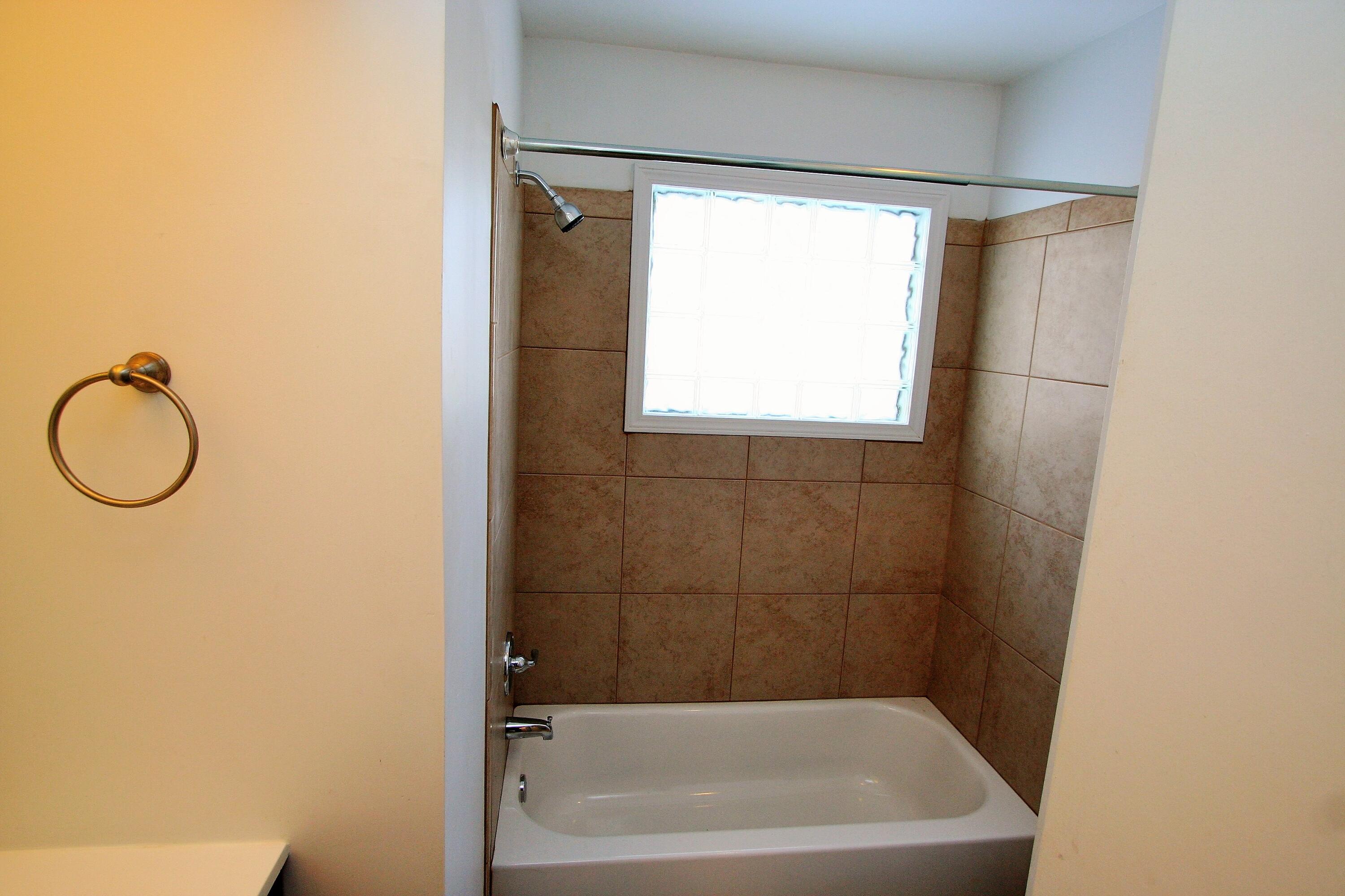 22987 West 13 Mile Road Beverly Hills, MI 48025 - Photo 23 of 26 guest bath