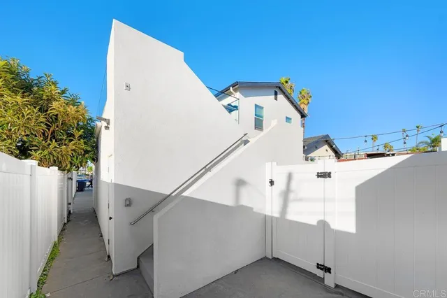 a view of a house with entryway and stairs