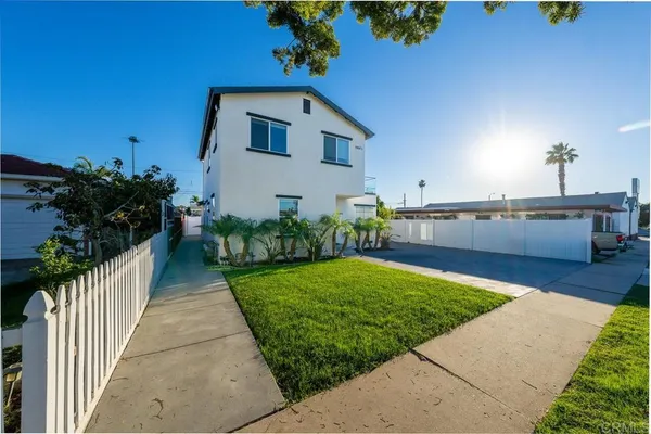 a view of a house with backyard
