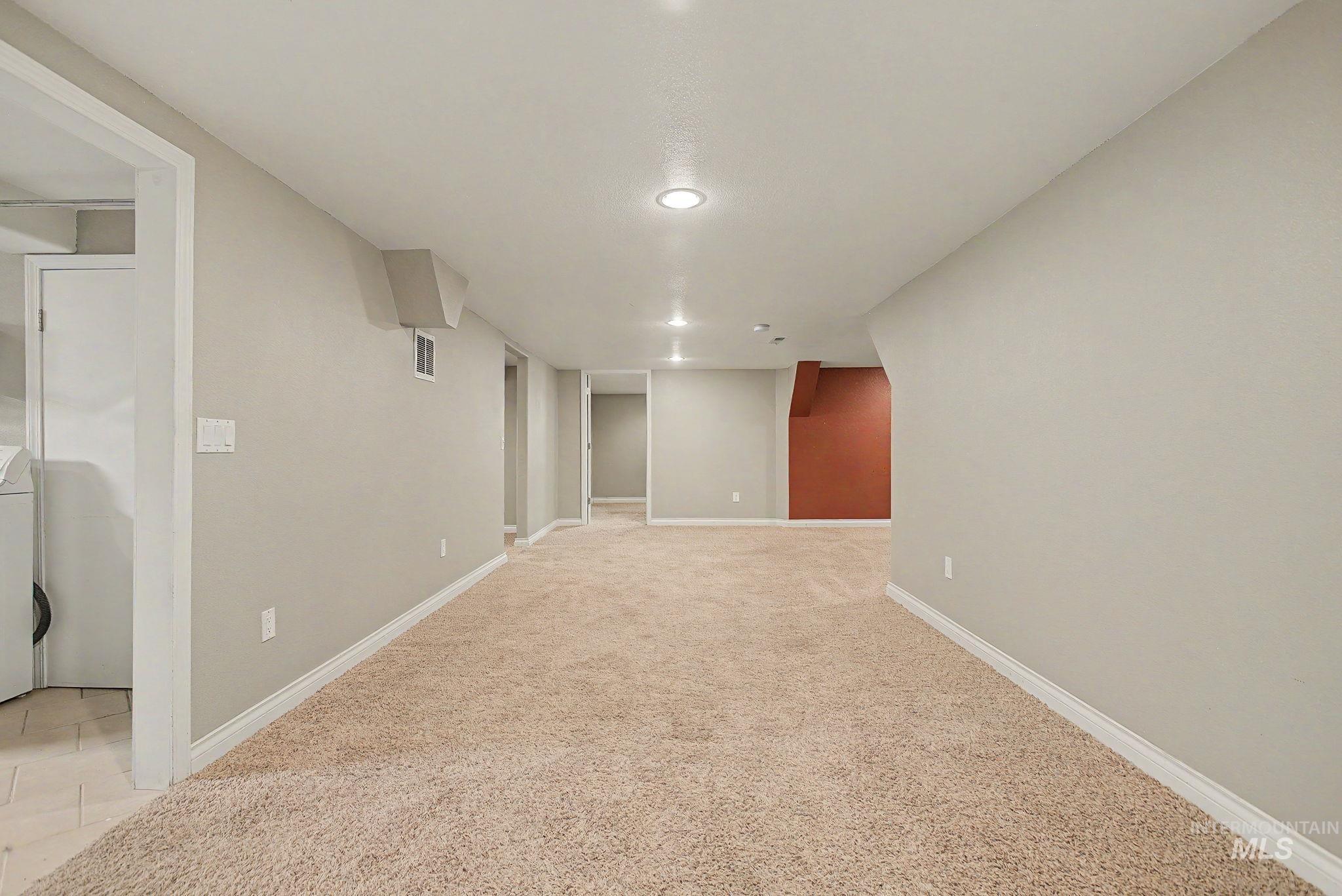 3314 6th Street Lewiston, ID 83501 - Photo 28 of 50 Spacious carpeted room featuring recessed lighting and light gray walls