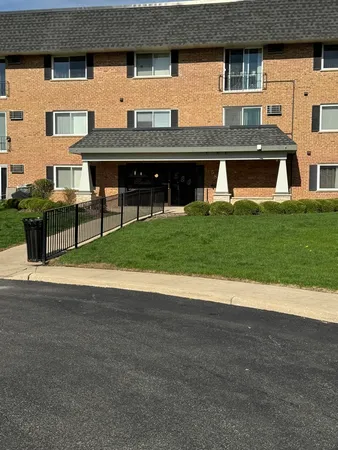 $175,000 | 580 Lawrence Avenue, Unit 113, Roselle, IL 60172