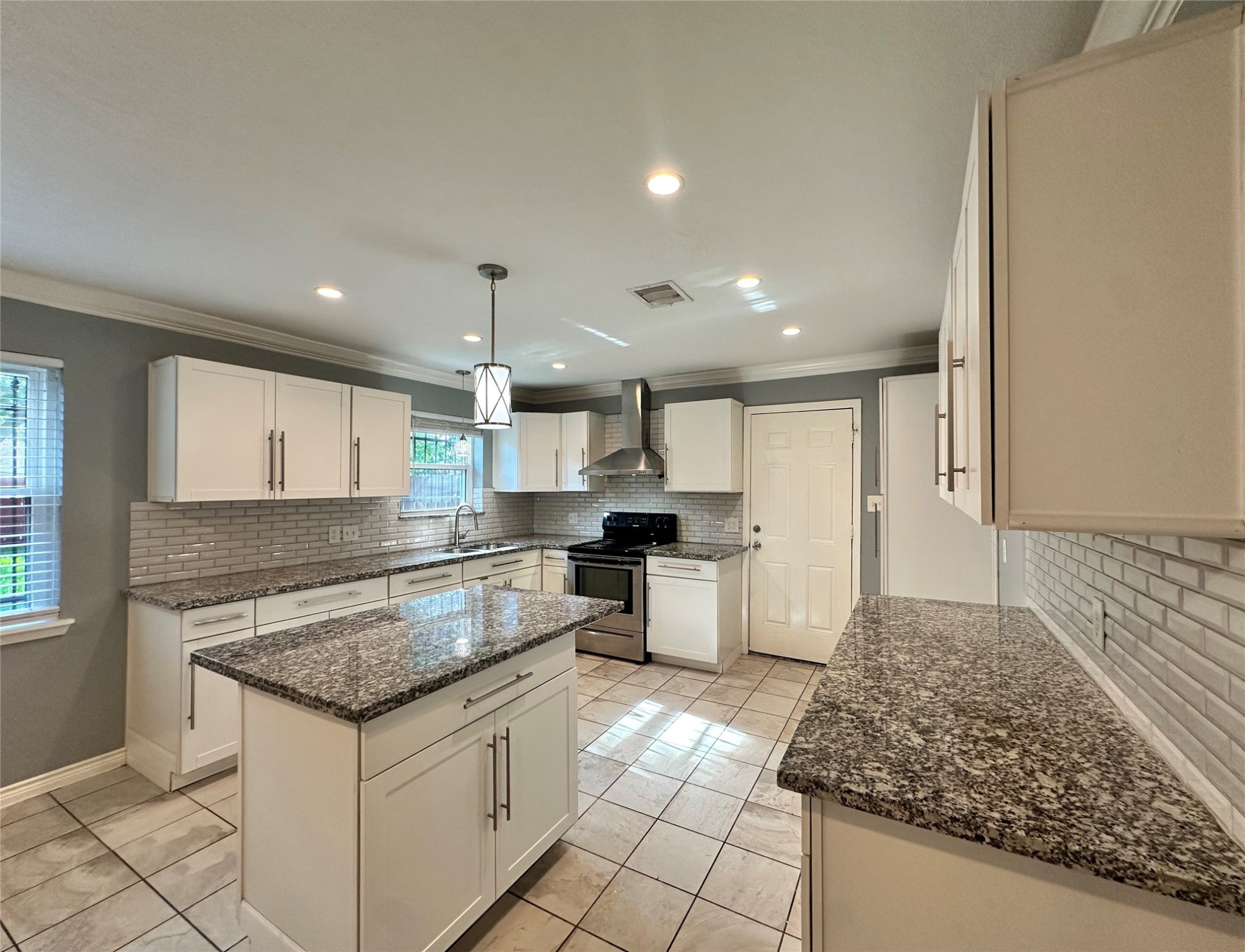 2206 South Houston Road Pasadena, TX 77502 - Photo 2 of 11 Updated Kitchen