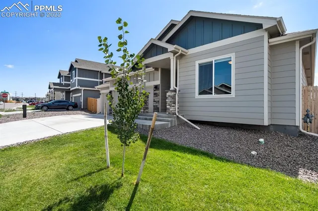a view of a house with a yard