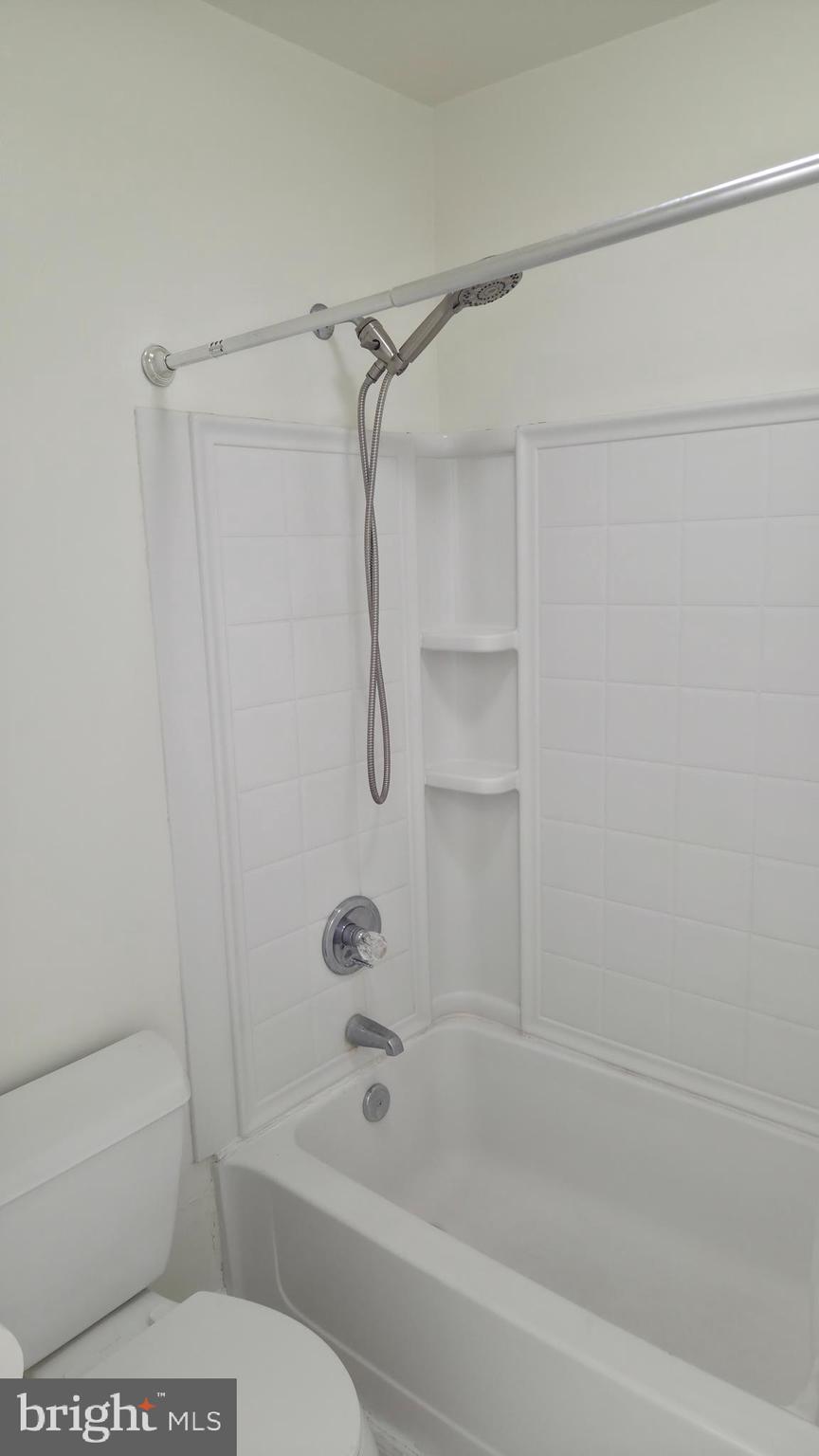 8387 Montgomery Run Road, Unit E Ellicott City, MD 21043 - Photo 18 of 25 primary bathroom