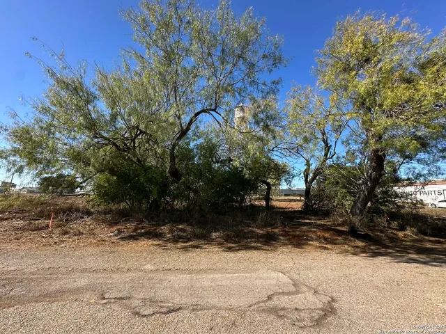 $59,800 | 120-commerce East Leona, Dilley, TX 78017