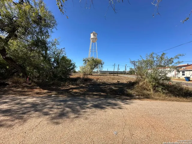 $59,800 | 120-commerce East Leona, Dilley, TX 78017