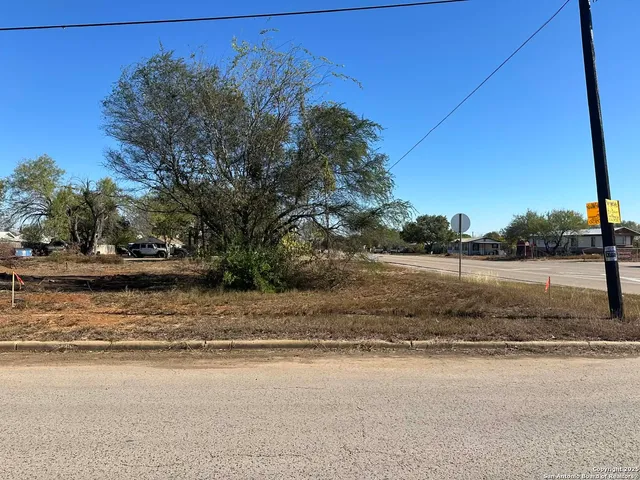 $59,800 | 120-commerce East Leona, Dilley, TX 78017