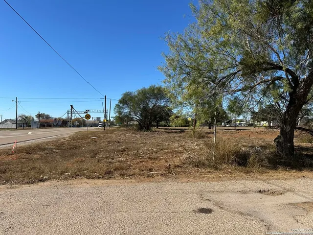 $59,800 | 120-commerce East Leona, Dilley, TX 78017