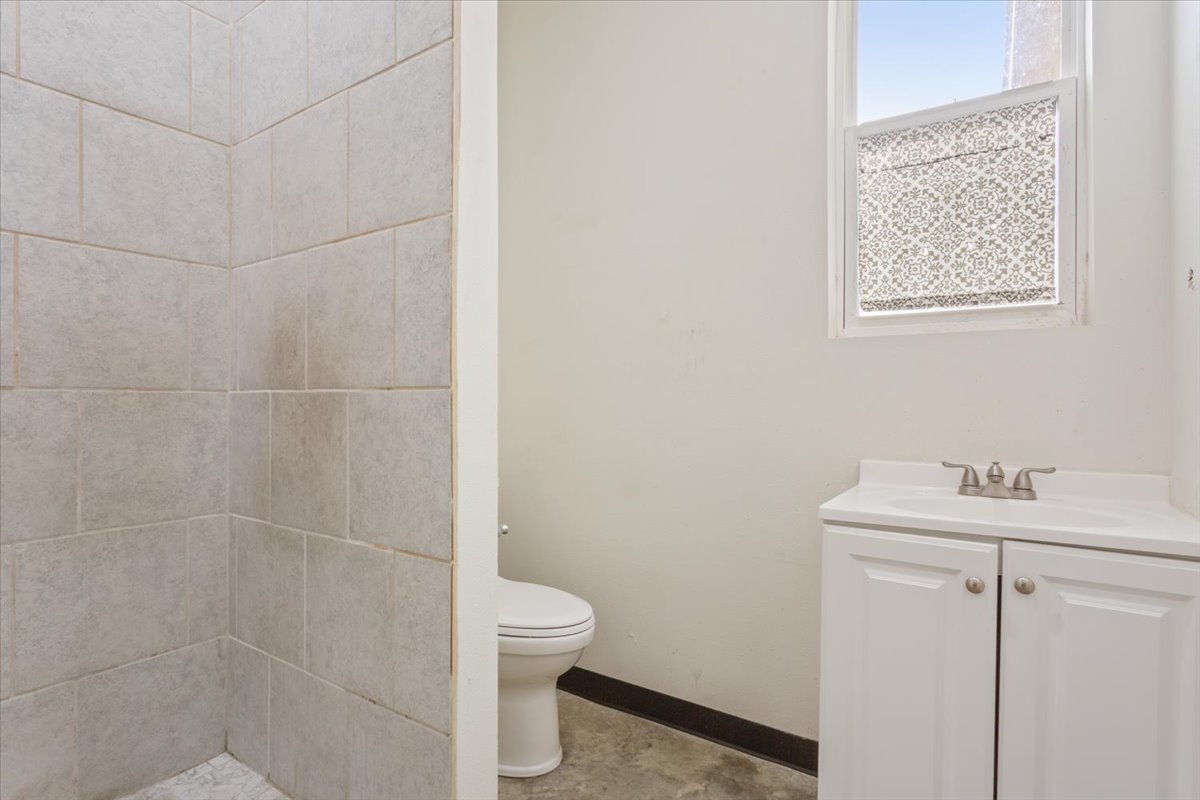 50 Dusty Dam Road Coupland, TX 78615 - Photo 22 of 38 The guest home includes two full bathrooms, offering convenience and comfort for multiple occupants.