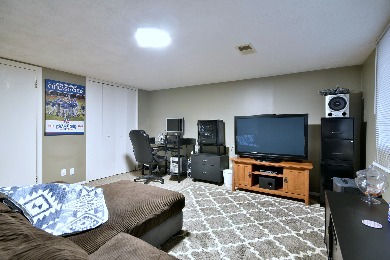 1042 North Wheeling Road, Unit 1042 Mount Prospect, IL 60056 - Photo 24 of 32 a living room with furniture and a flat screen tv