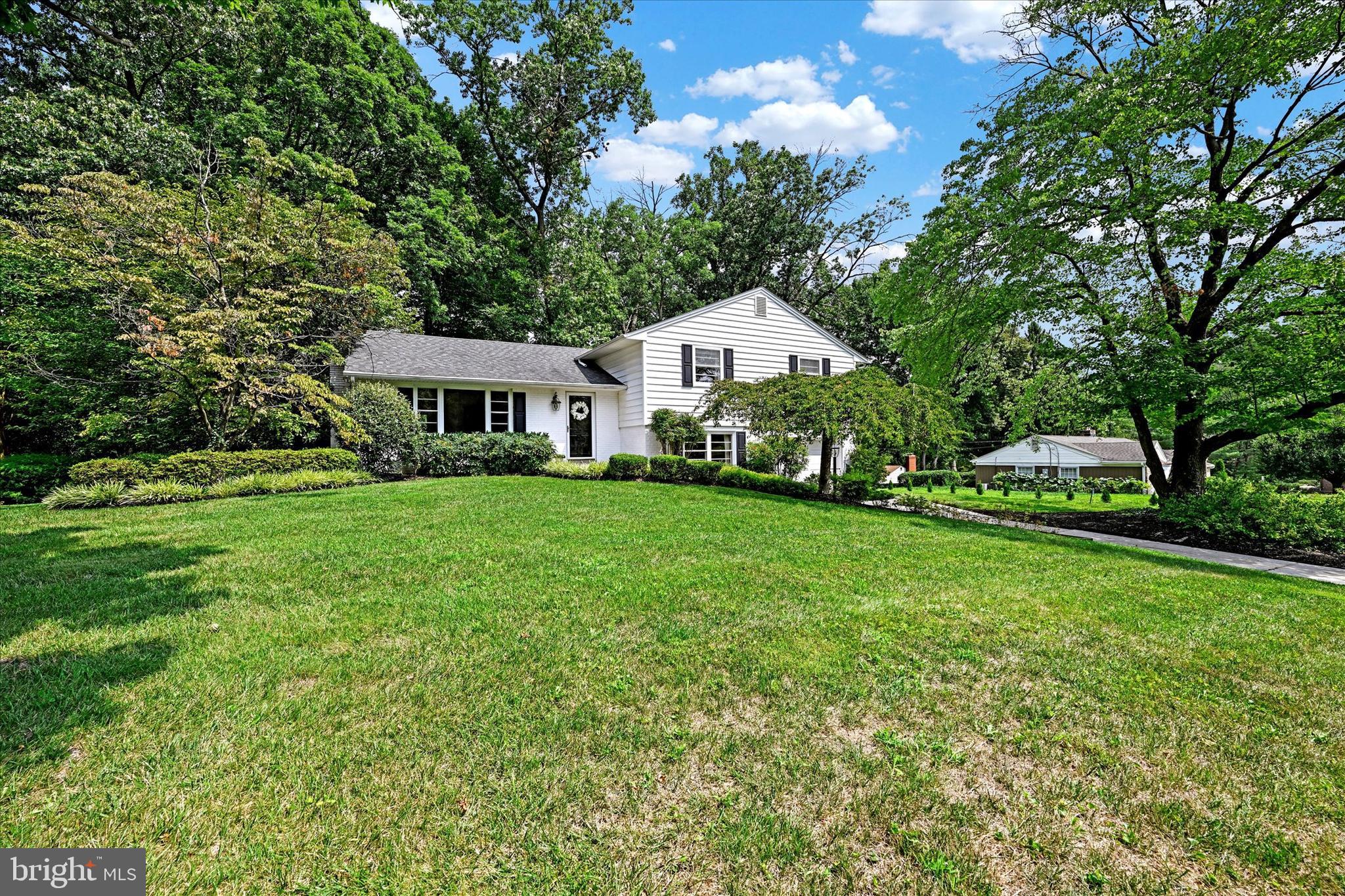 208 East Ridgely Road Lutherville-Timonium, MD 21093 - Photo 2 of 48 Large front yard