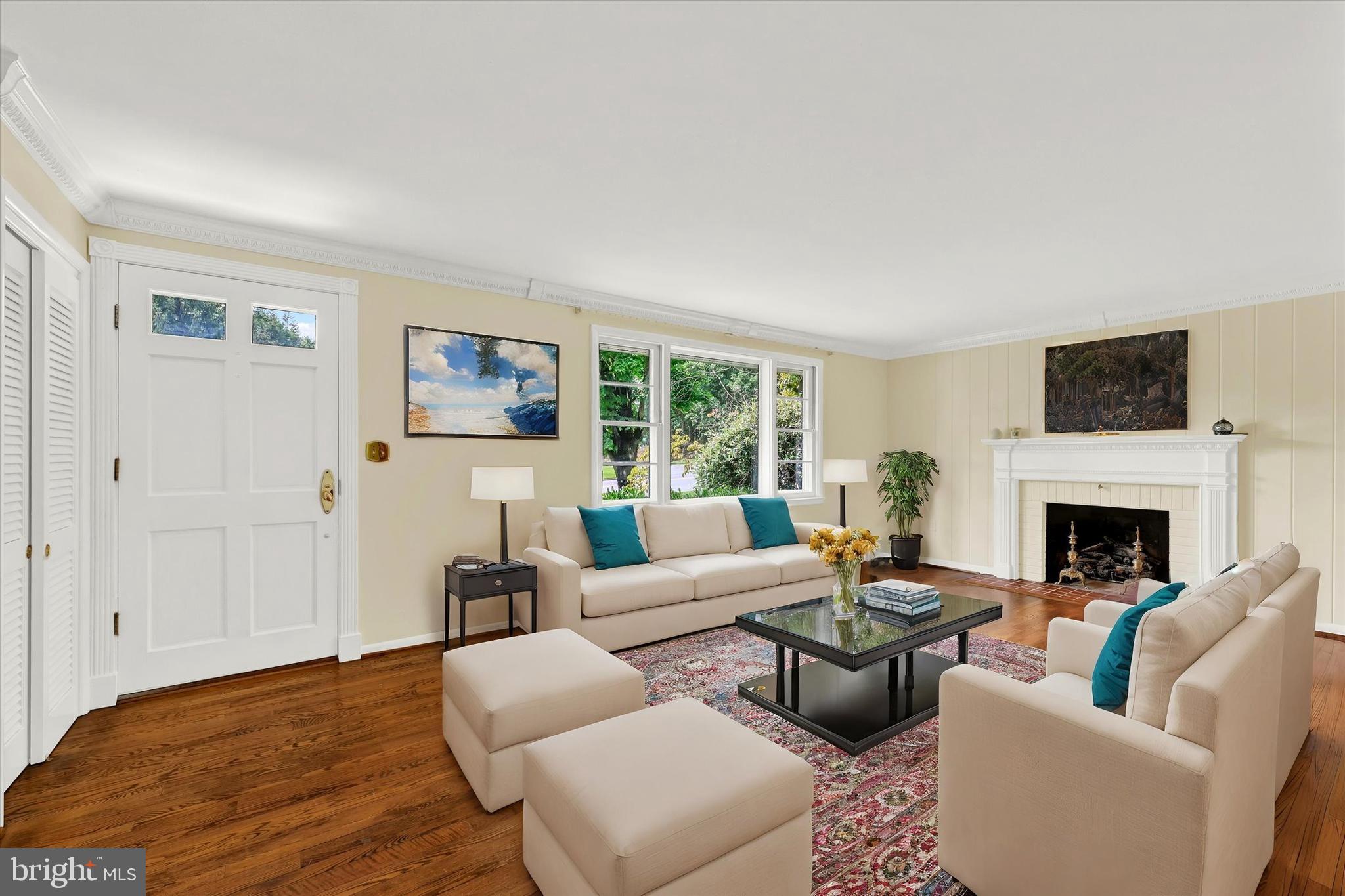 208 East Ridgely Road Lutherville-Timonium, MD 21093 - Photo 7 of 48 Living room
