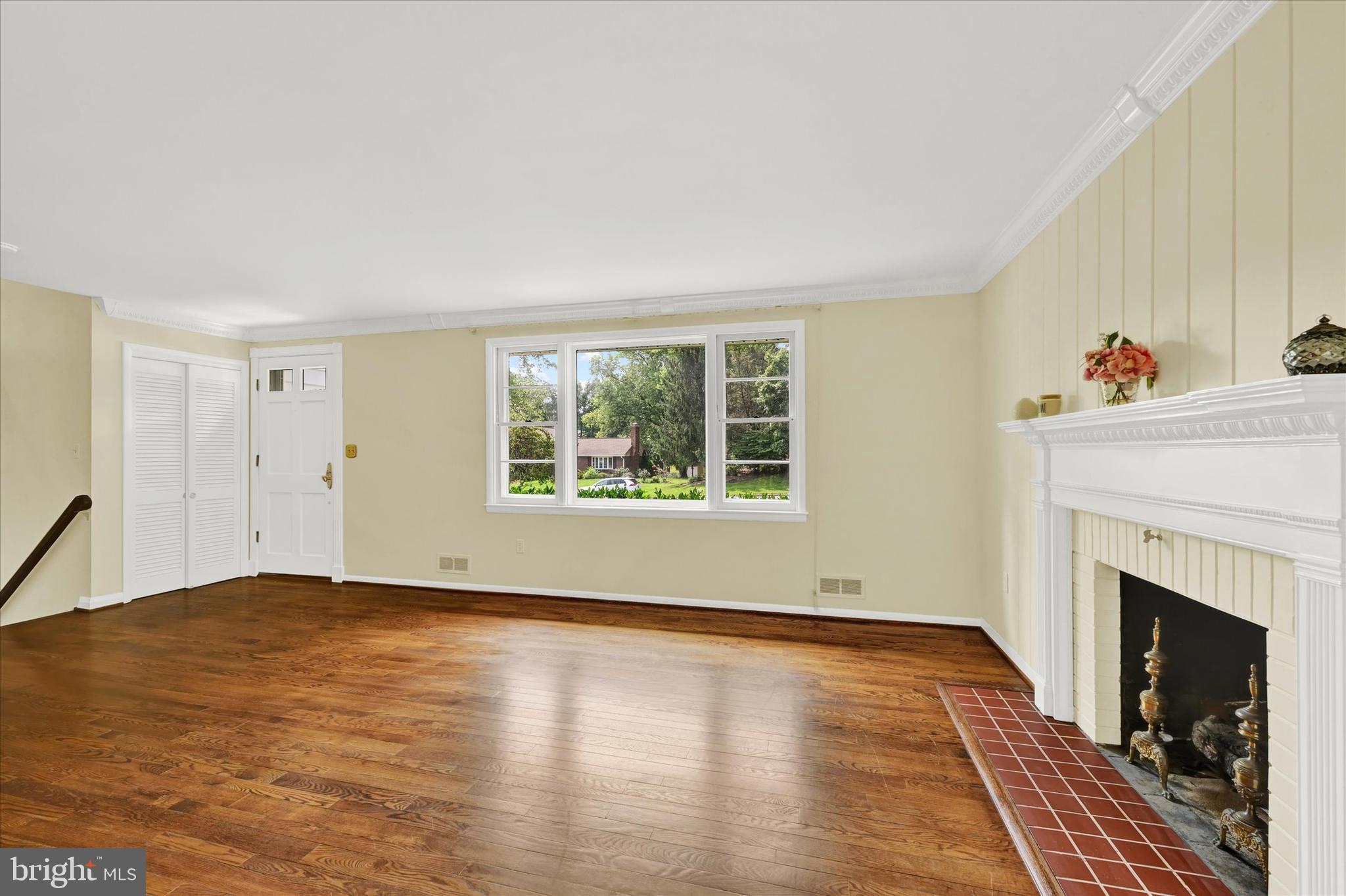 208 East Ridgely Road Lutherville-Timonium, MD 21093 - Photo 9 of 48 Gas fireplace