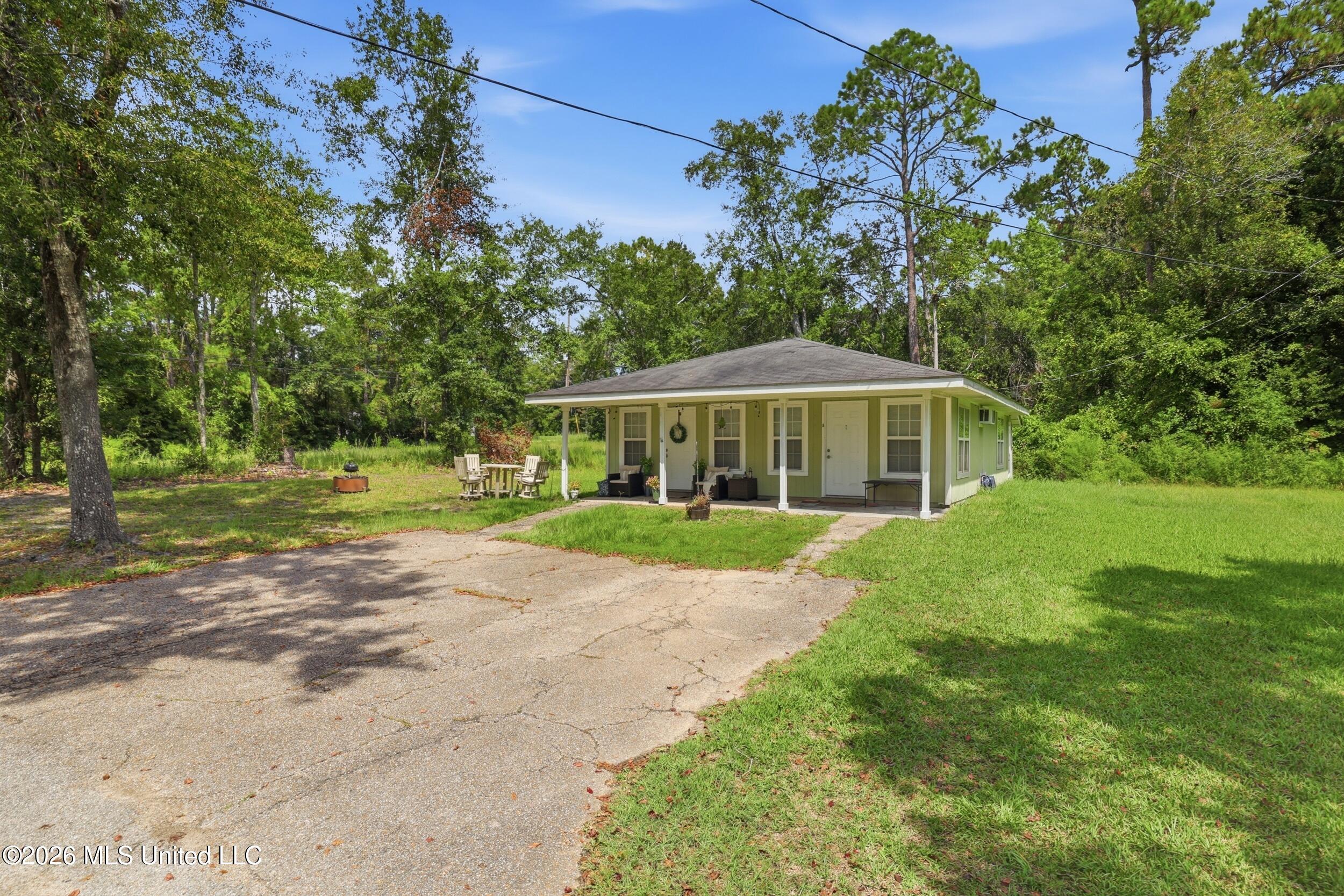 Front Exterior & Yard