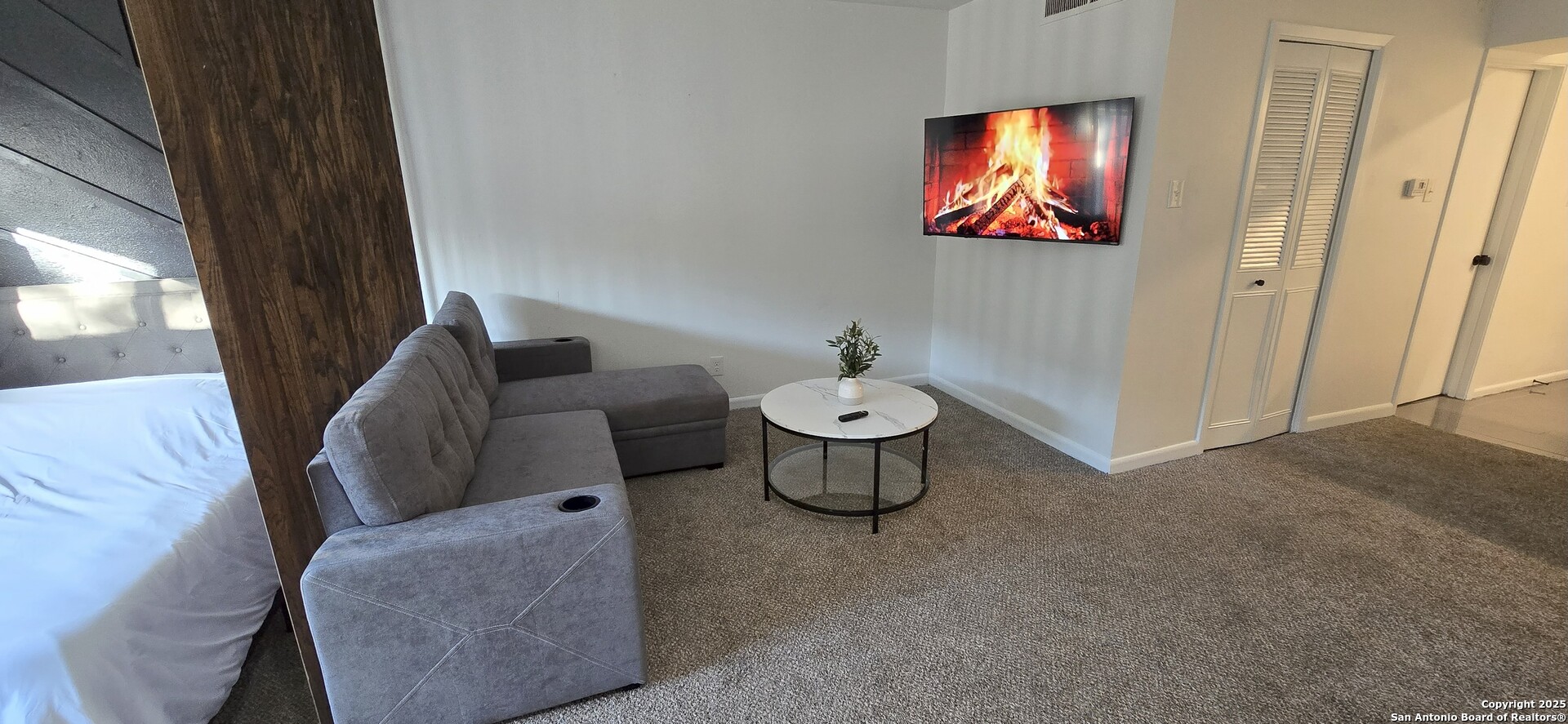 170 De Chantle Road, Unit 609 San Antonio, TX 78201 - Photo 2 of 20 a living room with furniture and a painting on the wall
