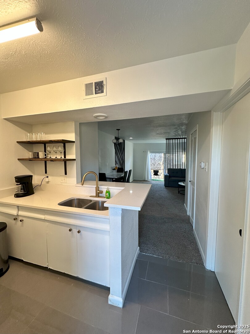 170 De Chantle Road, Unit 609 San Antonio, TX 78201 - Photo 3 of 20 a living room with stainless steel appliances kitchen island a sink and cabinets