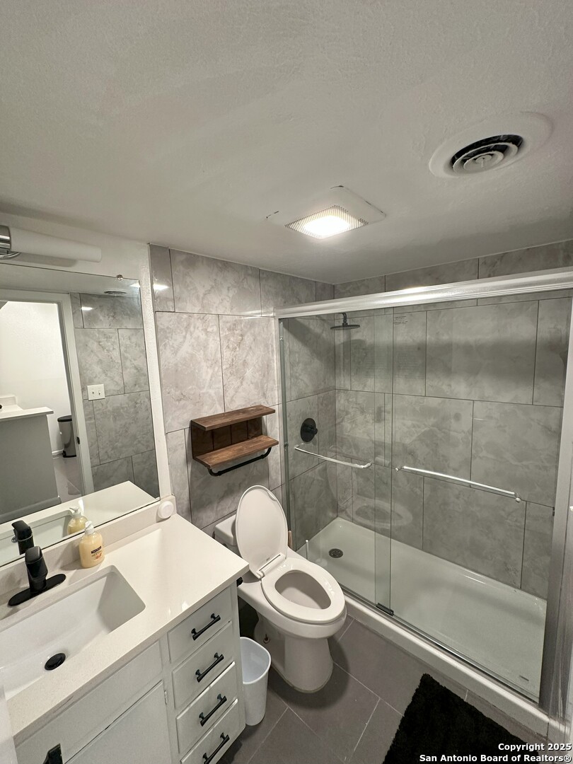 170 De Chantle Road, Unit 609 San Antonio, TX 78201 - Photo 8 of 20 a bathroom with a sink a toilet and shower