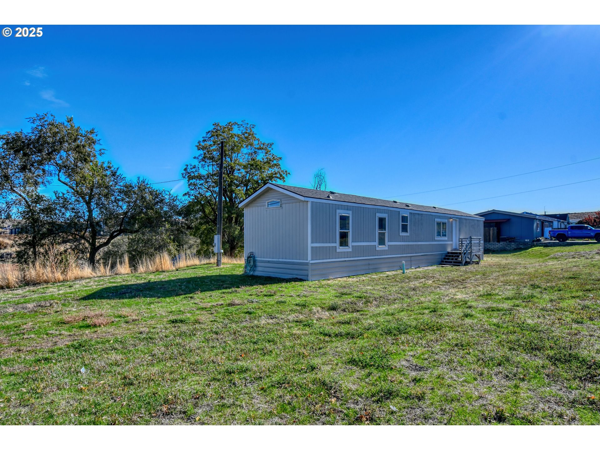808 Southeast 10th Street Pendleton, OR 97801 - Photo 15 of 18 a backyard of a house