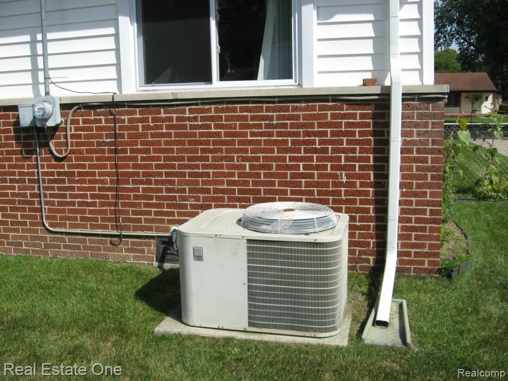 17511 Rougeway Street Livonia, MI 48152 - Photo 18 of 20 IMG_9823.jpg