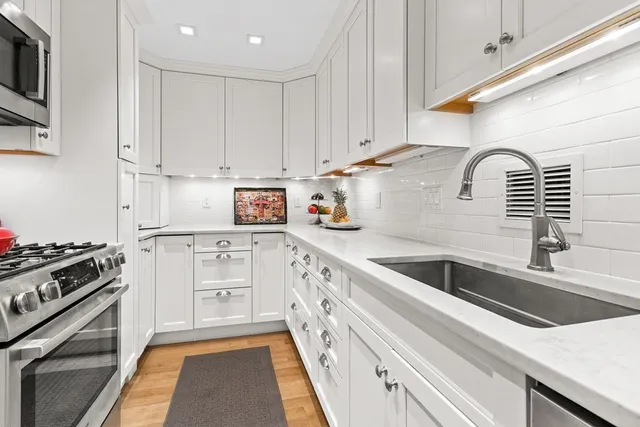 $1,099,995 | 85 East India Row, Unit 9G, Boston, MA 02110