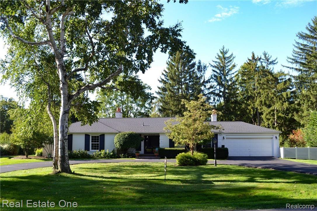 988 Top View Road Bloomfield Hills, MI 48304 - Photo 1 of 22 front pic.jpg